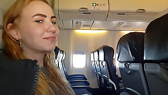 Adolescenta Cu Aspect Inocent Devine Obraznică În Toaleta Avionului