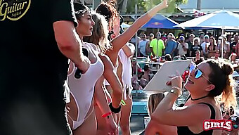 Gros Seins Naturels Et Plaisir D'Orgie Dans Une Soirée À La Piscine