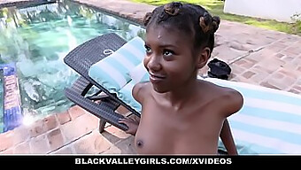 Pequenos Seios De Daizy Cooper Balançam Enquanto Ela Cavalga Um Pau Grande Na Piscina