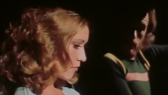 Marilyn Chambers'In Kolej Yurdu Sıcak Porno Videosunda Yeniden Canlandı